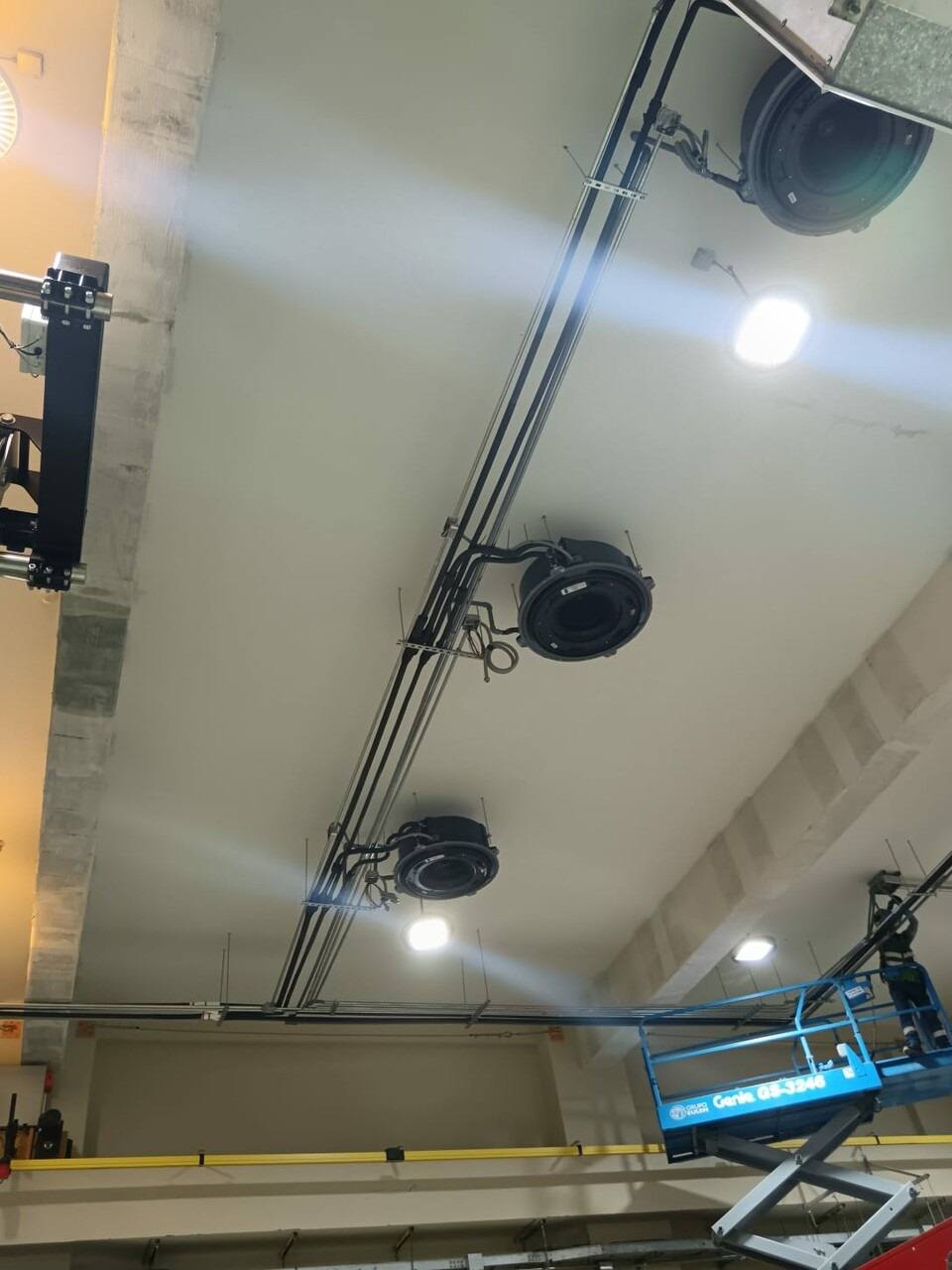 Instalación de extractores de aire en el techo de una nave