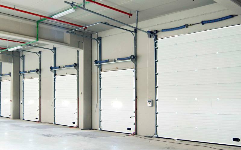 Portones seccionales automáticos en una nave industrial