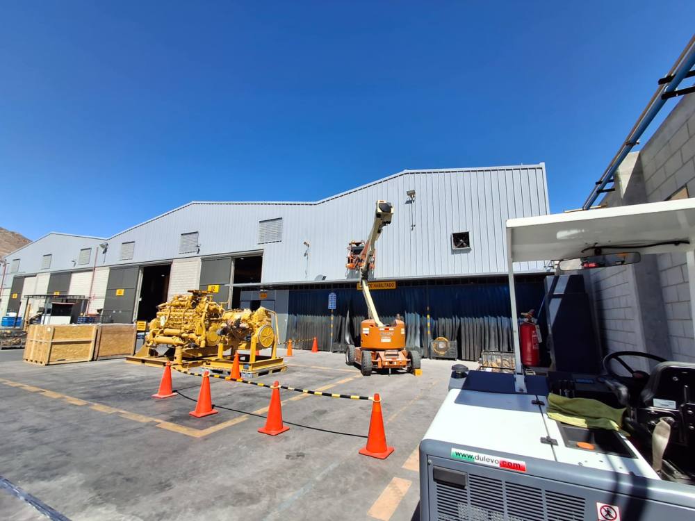 Nave industrial con plataforma elevadora durante trabajos de montaje