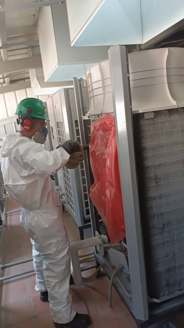 Técnico realizando mantenimiento a un equipo de climatización