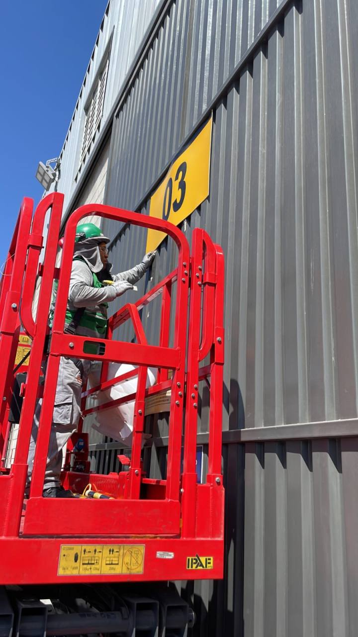 Técnico trabajando en altura sobre una plataforma de tijera